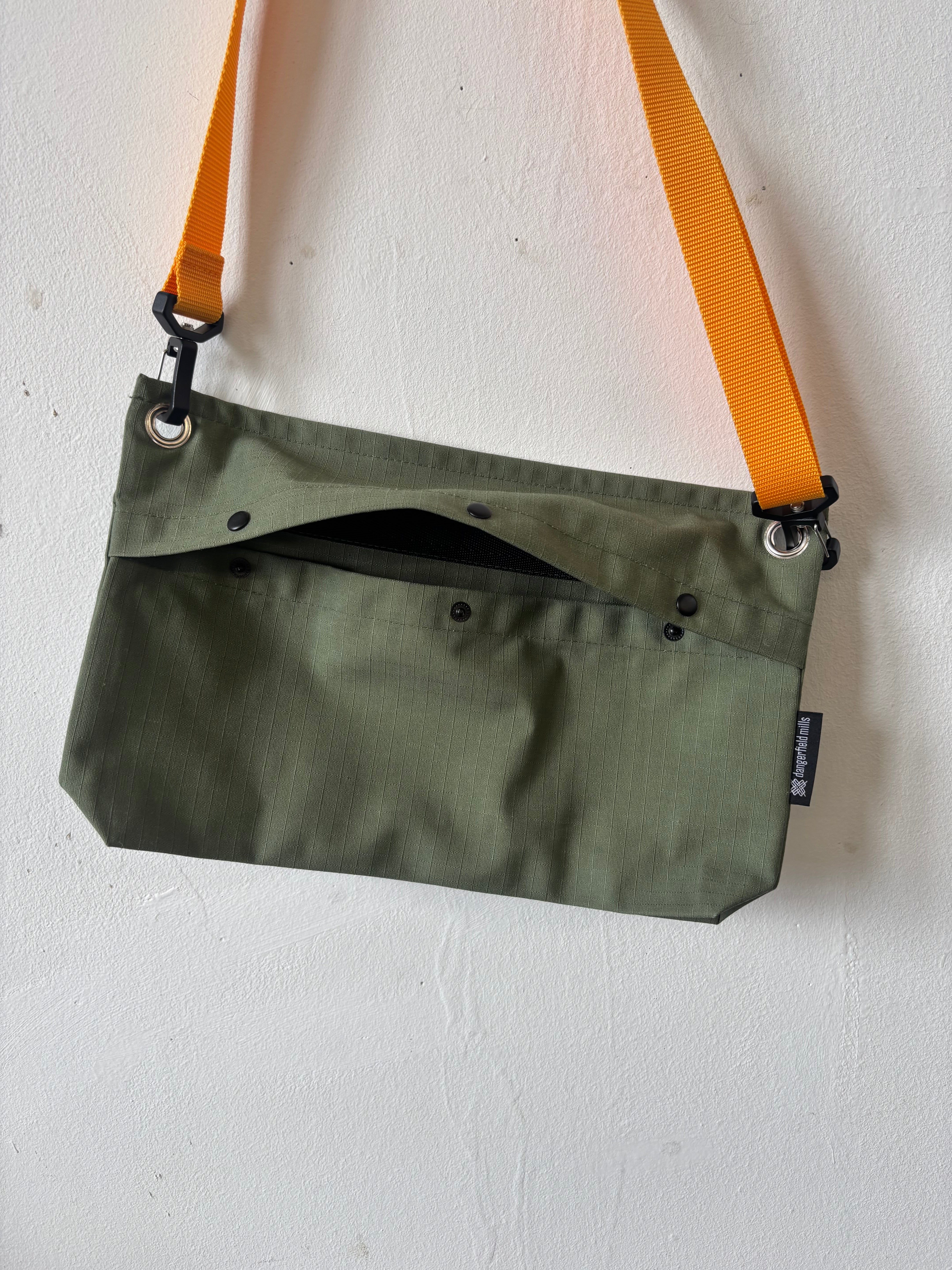 Kubrick crossbody — khaki green