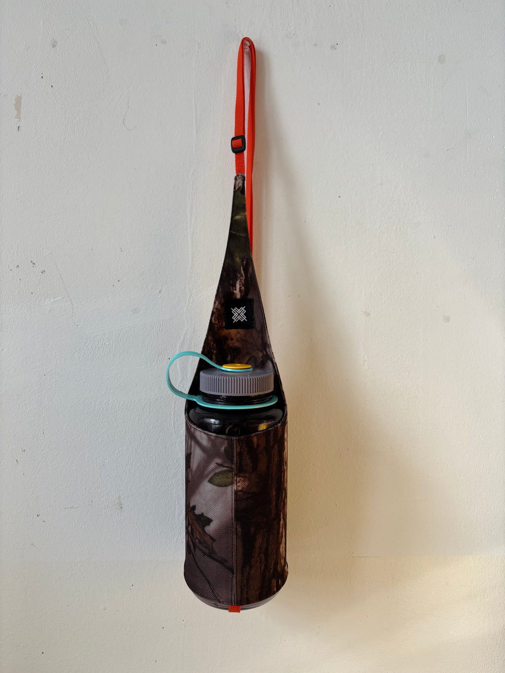 Marlon bottle sling — Leaf camo