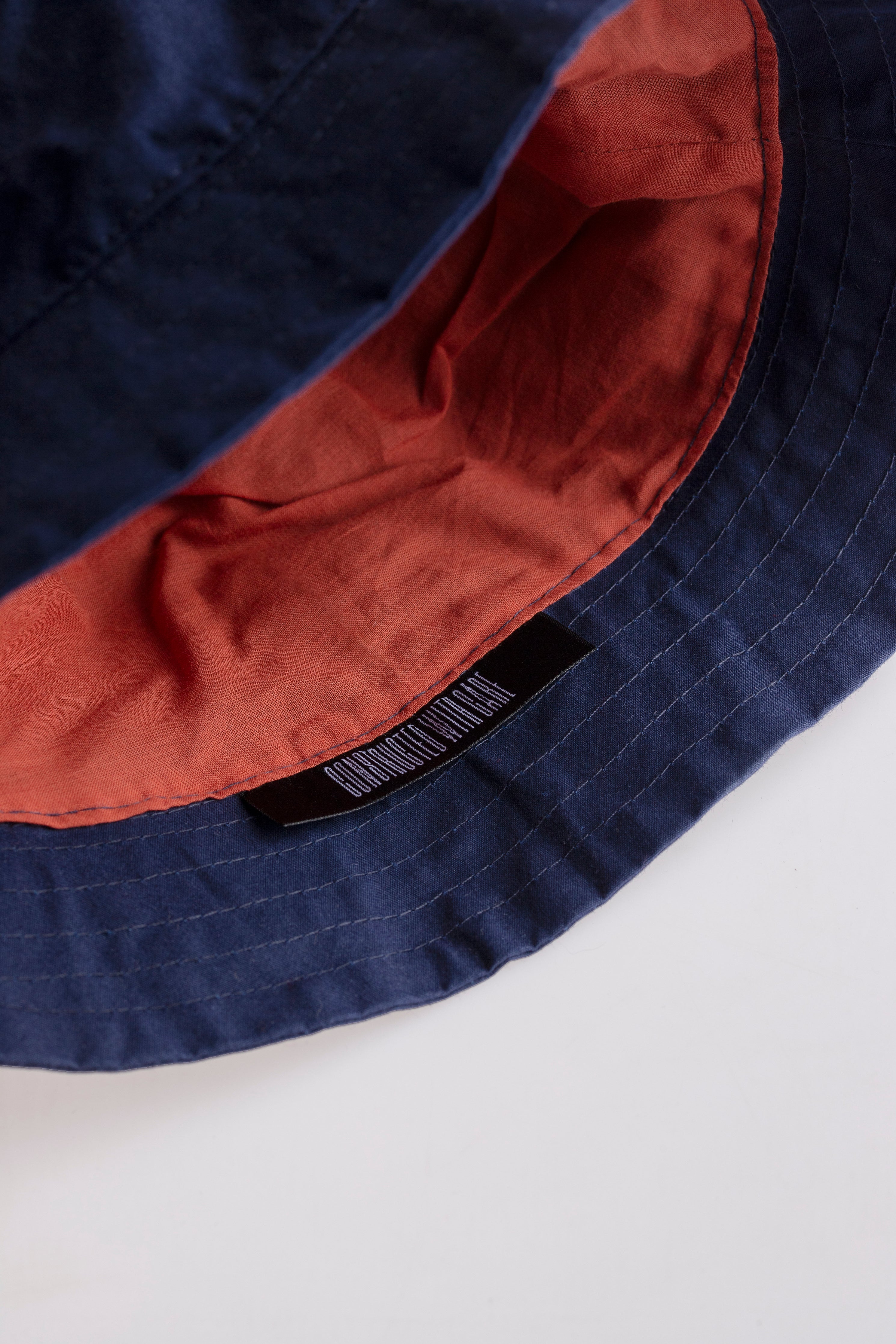 Dumile bucket hat — navy & warm red