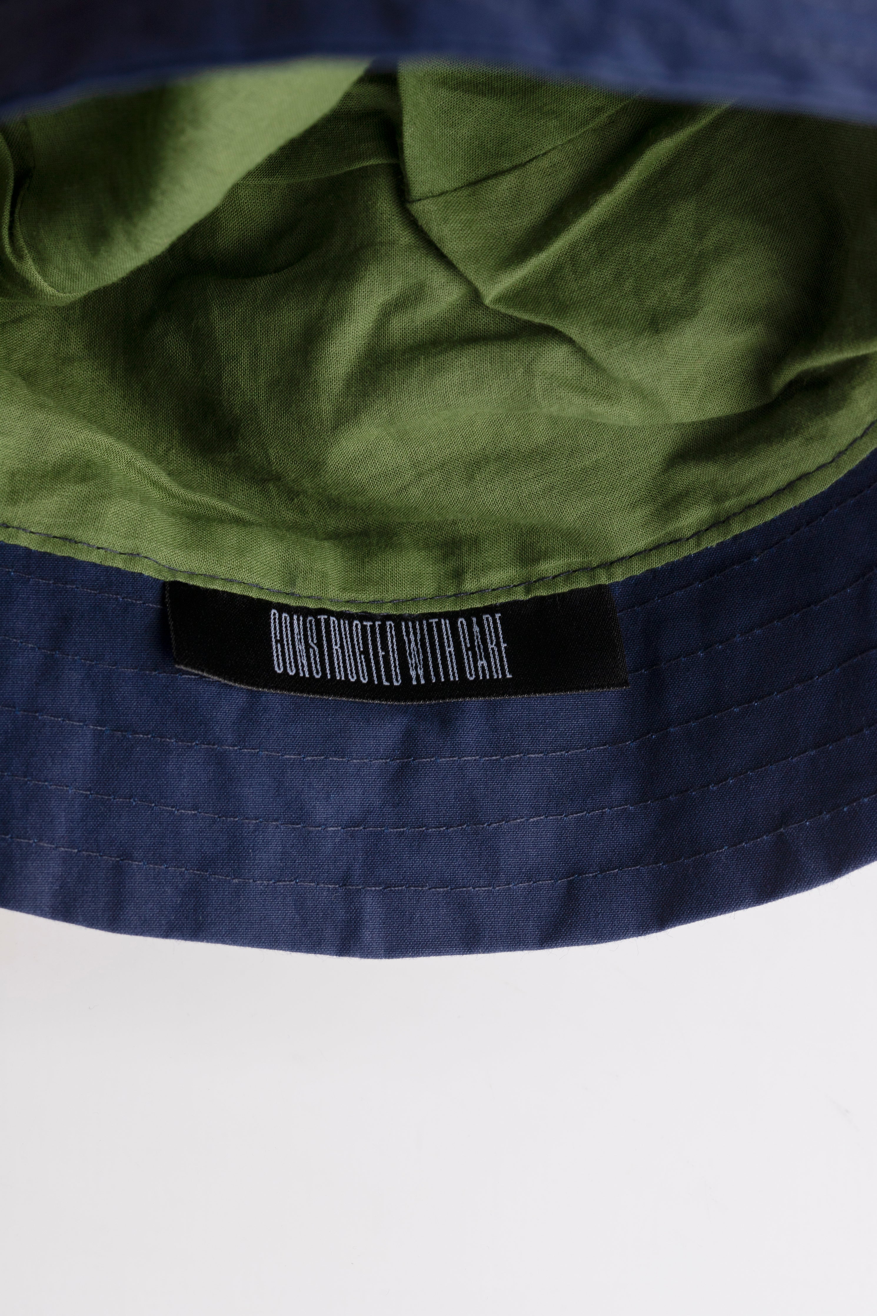 Dumile bucket hat — navy & spring green