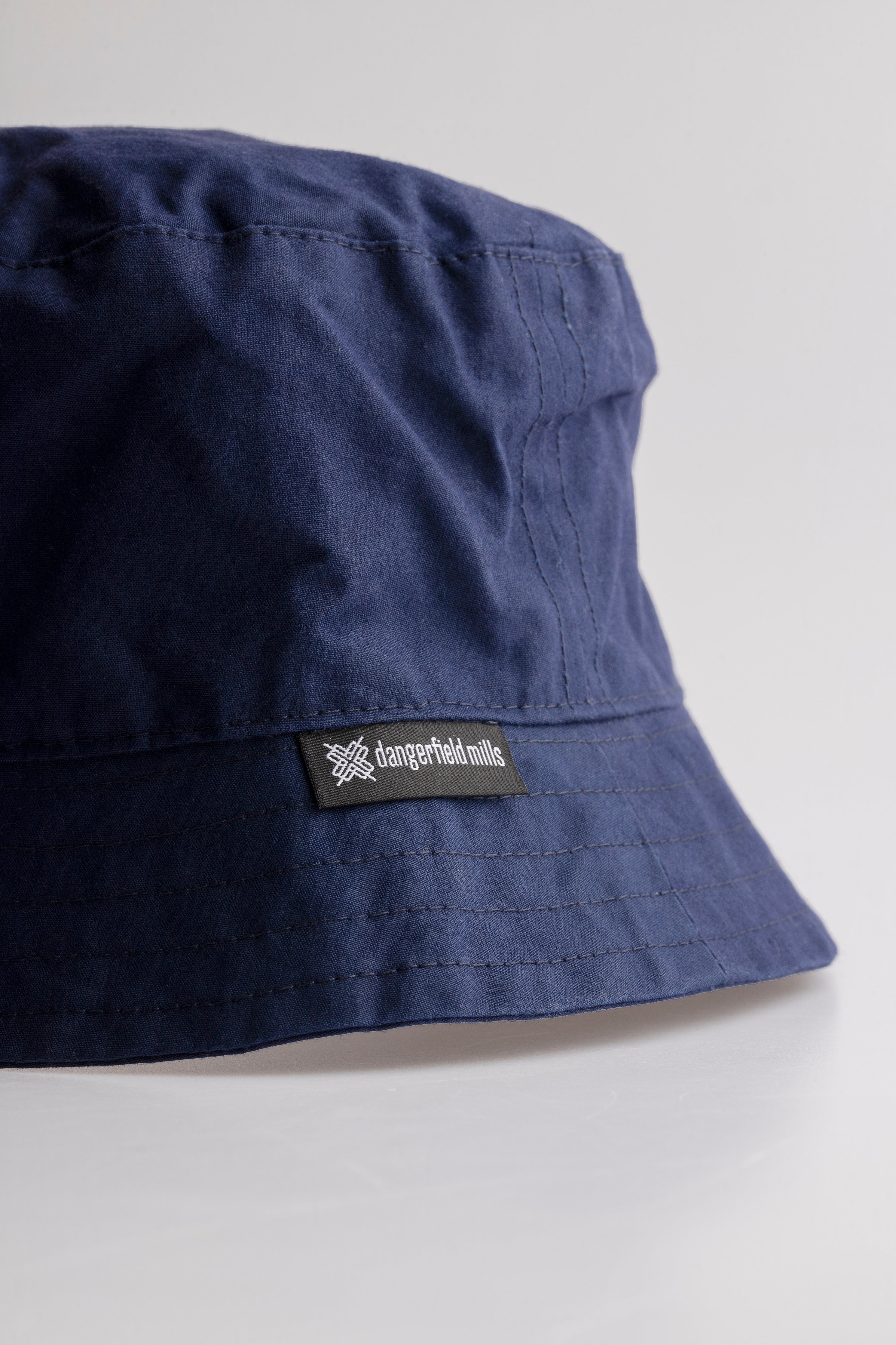 Dumile bucket hat — navy & warm red